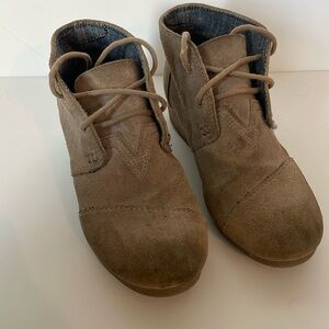 Toms Desert Wedge Taupe Suede Ankle Boot Kids size 1